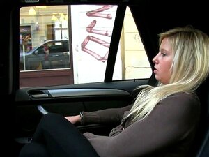Blonde gicle et baise dans un taxi. La blonde naturelle fait un tour