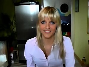 Une blonde allemande chaude se fait remplir sa chatte rasée de sperme