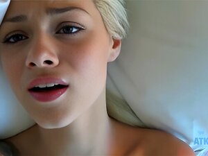 La chatte Ressemblant à une poupée d'Elsa Jean Se Remplit d'un