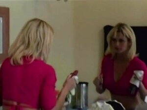 Deux stars du porno baisent sur le canapé, Brittney et TJ tournent du