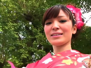 Kimono Lady Yuria Tominaga se promène en pensant à dirty