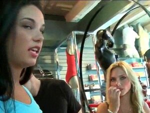 Une bombe suce une énorme bite dans un magasin pour de l'argent