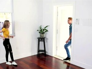 Alicia Williams en train de se faire pilonner la taille