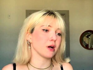 Une fille webcam amateur nue se doigte la chatte en direct devant la