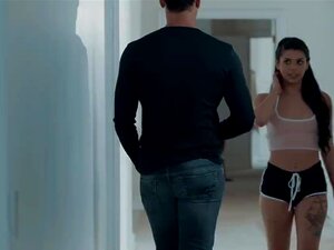 La mignonne babysitter sexy Gina Valentina se fait baiser chaudement