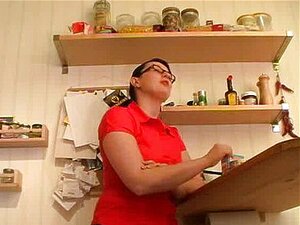Fister le cul de la femme dans la cuisine