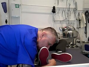 Sperme sur pied Médecin adore les pieds des patients chaussettes et