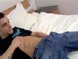 Neill se branle, se branlant avec sa grosse bite non circoncise