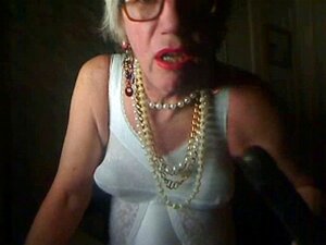 SISSY ADORE FAIRE PLAISIR AUX GROSSES QUEUES NOIRES !!!!!. SISSY ADORE