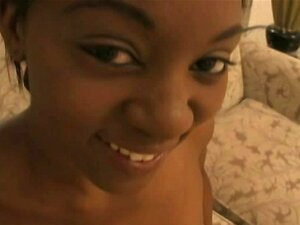 La nana noire Erika avec ses gros seins gonflés