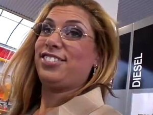 Une nana hollandaise avec un gros cul se fait baiser dans un camion à