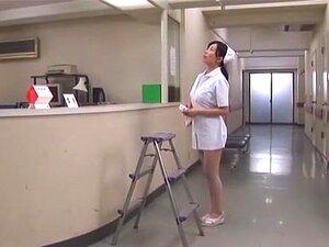 Fille japonaise folle Hina Hanami dans un doigtage incroyable, clip