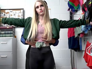 Une petite blonde aux mésanges cache un article dans ses vêtements