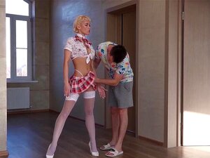 La poupée mannequin mince aux gros seins Lara Frost se fait baiser le