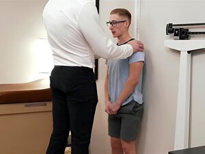 Nouveau chiot patient Shay goûte au Docteur Legrand Wolf monster cock