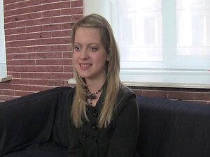 Une nana aux yeux bleus, timide mais intéressée !