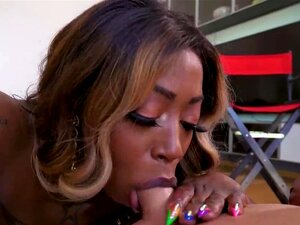 La belle-mère ébène sexy que j'aimerais baiser fait une belle pipe