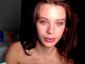 Lana Rhoades, une mignonne aux gros seins, suce et se masturbe avec un