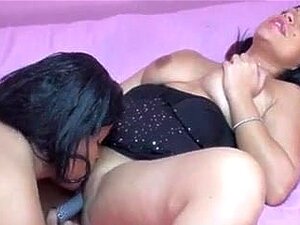 Ma copine et son amie baisent en lesbienne