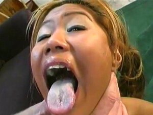 Asia est une petite asiatique qui a un piercing au clitoris