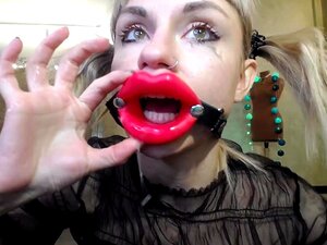 Une fille russe se baise dans la gorge avec une bite en caoutchouc