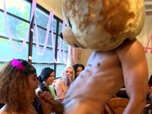 Vrai strip-teaseuse amateur de CFNM suceuse de bites. Vrai