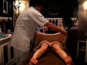 MILF japonaise à poil et bronzée reçoit un massage sensuel à