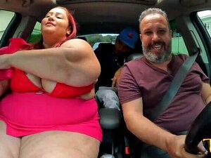 Une BBW en déplacement en trouve une nouvelle chaude pour la suivante