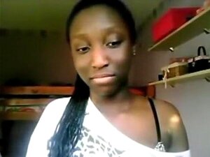Sweet ebony cutie taquine sur sa caméra