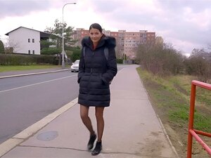 Une brune solitaire montre ses seins avant le ramassage et a des