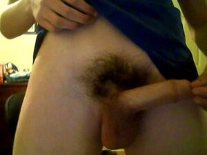 Une fille aux gros seins chevauche une énorme bite dans un teaser