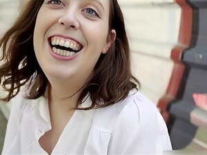 La salope aux yeux bleus Ruth Ruc se salit avec la bite de Torbe