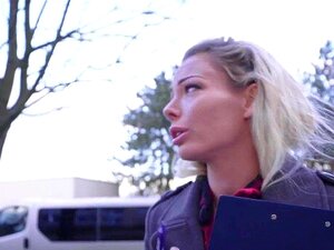 Agent Public Sexy Blonde Australienne Isabelle Deltore joue avec un