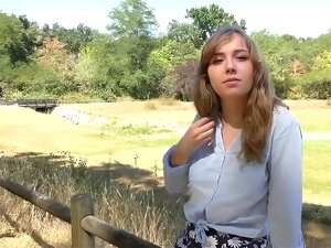 Une mignonne timide fait un casting porno