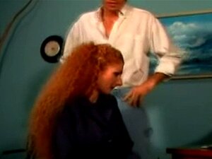 PORNO DE CHATTE POILUE - Une rousse se fait lécher et doigter la