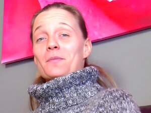 Jeune copine allemande partagée pour la première fois trio homme +