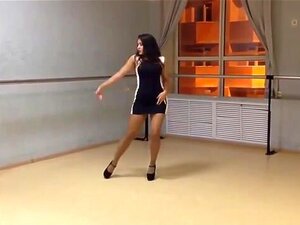 Fille en robe courte dansant