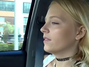 Elle se fait enculer par un homme plus âgé lors d'une séance photo