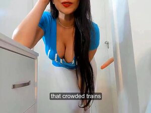 VRAI STRIP-TEASEUR ÉROTIQUE BÂTI DANS LE métro, Sexy Latina avec un