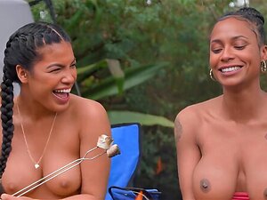 Les coquines noires Sarai Minx et Maya Farrell se frottent pendant le