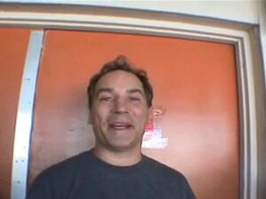 Découvrez l'excitation du voyeurisme lorsque une salope dominante