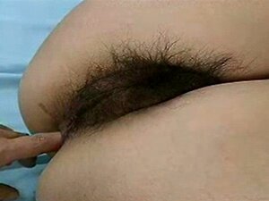 Gros plan japonais poilu avec un doigt anal et un gode dans un cul