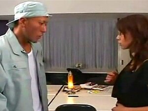 La chatte de la prof japonaise en chaleur se fait marteler... F70