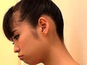 Une mignonne étudiante en culotte blanche se penche pour se faire