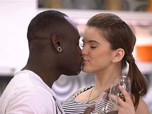 BLACK4K. Une grosse bite noire est le meilleur cadeau lors d'une fête