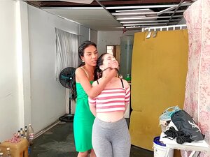 Salope de belle-sœur bâillonnée dans un bondage lesbien avec