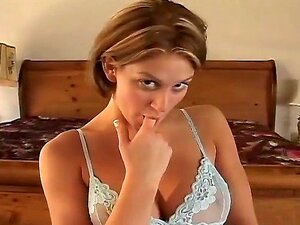 Une fille montre ses talents de branlette