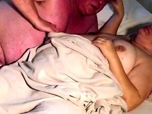 Une grosse grand-mère amateur se fait goûter et baiser par un mec sa