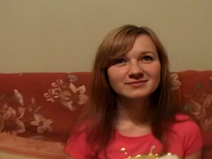 Tais est une fille douce avec des petits seins roses et une chatte.