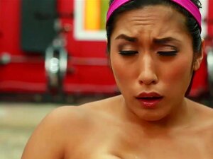 Venez faire votre exercice physique avec cette belle asiatique aux